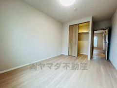 住む人のこだわりを活かす洋室＾＾日当たりがよく、寝室としての利用もおすすめ。広めのクローゼットもあり荷物もすっきり片付けれ、ゆとりのある暮らしが出来ます＾＾