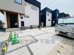 こちらの家には停めやすい並列駐車が3台分ついてます。車好きのご主人の洗車もゆったり。ご夫婦で1台ずつ所有出来ます＾＾