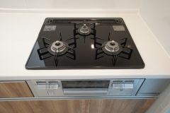 同仕様写真。3口コンロなので、効率よく調理ができます。毎日のお料理が楽しくなりますね。