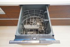 家事の時間が短縮できる食器洗浄乾燥機付。後片付けもラクラクです。 食器を洗う手間が減るので家族とのコミュニケーションの時間や自分の時間が増えますね。