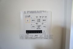 雨の日の洗濯も安心できる浴室暖房乾燥機付き浴室。リモコンで操作もボタン1つで簡単。 浴室暖房乾燥機には、暖房、乾燥、涼風、換気の4つの機能が付いています。タイマー付きです。