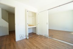暖かい日差しが差し込む洋室。たっぷり収納できるクローゼット付きでお部屋の中をすっきりと快適に保てます。