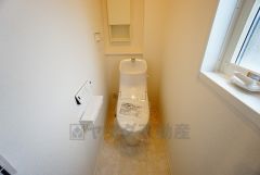 同仕様写真。温水洗浄機付トイレです。節水機能もあるので、安心して使えますね。もちろん、1階2階の2ヶ所にトイレがあるので、忙しい朝にもゆとりができますね。
