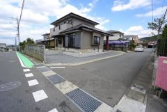 前面道路は公道南西側約6.7ｍ、南東側4.6ｍ。角地で陽当たり風通し良好＾＾