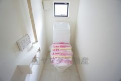 ウォシュレット付トイレです。節水機能もあるので、安心して使えますね。もちろん、1階2階の2ヶ所にトイレがあるので、忙しい朝にもゆとりができますね。