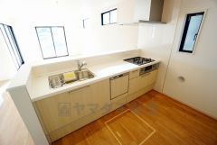 同仕様写真。対面式カウンターキッチンでお子様の様子が見守れます。カウンタートップは耐熱性に優れており、日ごろのお掃除もふき取るだけでＯＫ。ステンレスシンクも簡単にお掃除できますよ。