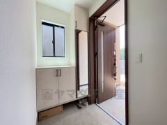 たっぷり収納できるシューズボックスです。家族全員の靴がきれいに整頓できます。棚の上にお花や写真を飾っても良いですね。