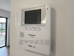 防犯性もばっちり、TVモニター付きインターフォン完備。大きなモニターで玄関先を確認できます。録画機能が付いているので不在時の訪問者も確認できて安心です^^