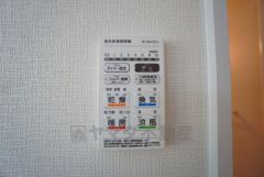 雨の日の洗濯も安心できる浴室暖房乾燥機付き浴室。リモコンで操作もボタン1つで簡単。 浴室暖房乾燥機には、暖房、乾燥、涼風、換気の4つの機能が付いています。タイマー付きです。
