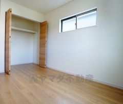 同仕様写真。木目調のシンプルデザインで落ち着きと安らぎの空間に仕上げています。各部屋に収納が完備されているので、お荷物が多くなっても安心の設計です。