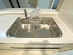 広々とした凸型シンクに洗剤ポケットを標準装備。大きなお鍋など洗いやすいです。洗剤や石鹸、スポンジもすっきりできる収納付き。