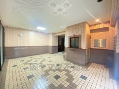 清掃の行き届いたロビー。広々としていて住居人の方も気持ちよく利用できます＾＾ 快適でゆとりのある生活空間で新生活を始めましょう^^