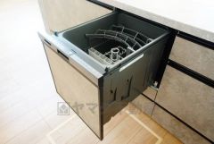 家事の時間が短縮できる食器洗浄乾燥機付。後片付けもラクラクです。 食器を洗う手間が減るので家族とのコミュニケーションの時間や自分の時間が増えますね。