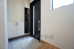 たっぷり収納できるシューズボックスです。家族全員の靴がきれいに整頓できます。棚の上にお花や写真を飾っても良いですね。