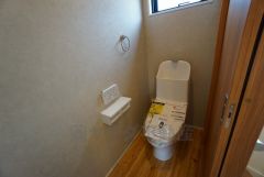 1階2階の2ヶ所にトイレがありますので、忙しい朝にも家族に気を使わず、ゆとりが生まれますね＾＾ 小窓付きで換気する時に便利です＾＾