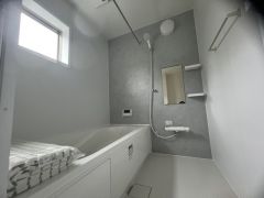 1日の疲れを癒すくつろぎのバスルーム。足を伸ばしてもゆったりと入れるサイズです。お子様と一緒にお風呂に入っても狭くないですね^^