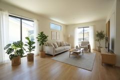 家具はイメージです。大きな窓のあるリビングは、陽光あふれる明るい空間です。居心地良く、ご家族皆がゆったり寛げる憩いの空間となりそうです。