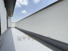 陽当たりの良いバルコニーです。お洗濯やお布団干しはもちろん、日光浴スペースにも足元は防水工事施工済です。