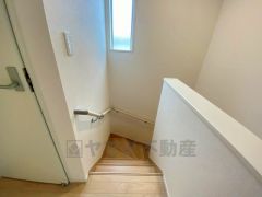 ご年配の方でも安心できる、手すり付き階段です＾＾段差も低めで設定されてますので安全性にも優れてますね＾＾