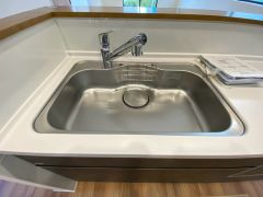 広々とした凸型シンクに洗剤ポケットを標準装備。大きなお鍋など洗いやすいです。洗剤や石鹸、スポンジもすっきりできる収納付き。