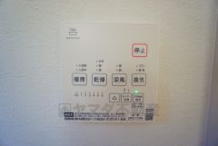 雨の日の洗濯も安心できる浴室暖房乾燥機付き浴室。リモコンで操作もボタン1つで簡単。 浴室暖房乾燥機には、暖房、乾燥、涼風、換気の4つの機能が付いています。タイマー付きです。