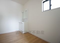 同仕様写真。三面鏡つき洗面台。収納も一体型になっているので、ドライヤーやヘアアイロンの置き場に困りませんね。