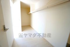 収納力豊富なウォークインクローゼット付き。洋服や小物などを1箇所にまとめて美しい収納を実現します。