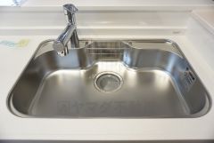 同仕様写真。広々とした凸型シンクに洗剤ポケットを標準装備。大きなお鍋など洗いやすいです。洗剤や石鹸、スポンジもすっきりできる収納付き。