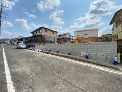 前面道路は公道北側約7.2ｍ。幅広いため、車の離合や駐車がスムーズです＾＾