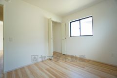 木目調のシンプルデザインで落ち着きと安らぎの空間に仕上げています。各部屋に収納が完備されているので、お荷物が多くなっても安心の設計です。