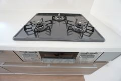 3種類の料理が同時に調理できる、3口ガスコンロ。忙しい夕食の支度時間が短縮できて嬉しいですね。