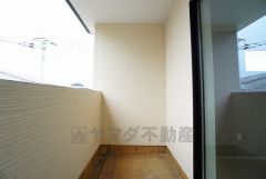 幅広のインナーバルコニーは多少の雨でも洗濯物を守ってくれ、家事を助けてくれること間違いなし。眩しすぎる日差しも和らげます。
