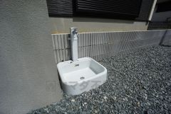 同仕様写真。あると便利な外水栓。庭や駐車場まわりの掃除、洗車、アウトドア用品の洗浄が家の中を汚さずに行え、日常の手間を大幅に減らせる便利な設備です。