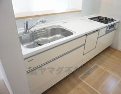 同仕様写真。耐久性にも優れた人造大理石トップです。汚れもサッと拭き取ることができ、お掃除もラクラク。対面式キッチンが家族の会話も盛り上げます。食器洗浄乾燥機付。