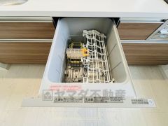 家事の時間が短縮できる食器洗浄乾燥機付。後片付けもラクラクです。 食器を洗う手間が減るので家族とのコミュニケーションの時間や自分の時間が増えますね。