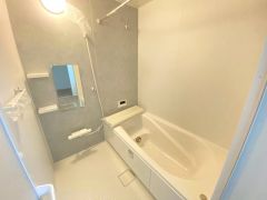 湯量・湯温の設定、そして保温までワンタッチのフルオートバス。便利な追い炊き機能付きです。お子様と入っても十分ゆったりサイズです。