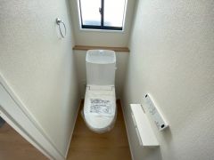 温水洗浄機付トイレです。節水機能もあるので、安心して使えますね。もちろん、1階2階の2ヶ所にトイレがあるので、忙しい朝にもゆとりができますね。