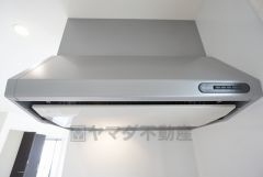 調理により発生する油煙や臭いを吸い込み、屋外へ排気してくれます。