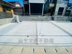 カースペースは停めやすい並列駐車2台付き。 前面道路は約6ｍと駐車がスムーズにできます＾＾
