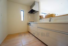 対面式カウンターキッチンでお子様の様子が見守れます。カウンタートップは耐熱性に優れており、日ごろのお掃除もふき取るだけでＯＫ。ステンレスシンクも簡単にお掃除できますよ。