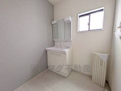 レバーシャワーで引き出して使用できます。収納も一体型になっているので、ドライヤーやヘアアイロンの置き場に困りませんね。