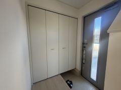たっぷり収納できるシューズボックスです。家族全員の靴がきれいに整頓できます。玄関収納も問題ありません。