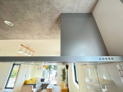 調理により発生する油煙や臭いを吸い込み、屋外へ排気してくれます。
