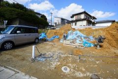カースペースは停めやすい並列駐車3台付きで来客時も安心です＾＾ 自転車やバイクなども置ける広さです＾＾