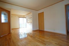 家族が集まる開放的なリビング。約18帖の大空間で毎日のお食事が楽しみです＾＾思い思いの時間を過ごしたり、家族みんなで食事をしたり、素敵な団らんの場になりますね。