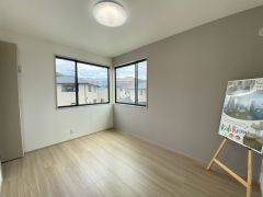 主寝室としてお使いいただけそうなこちらのお部屋は、日当たりが良く、爽やかな風を感じて起きる朝は、快適生活の始まりに。