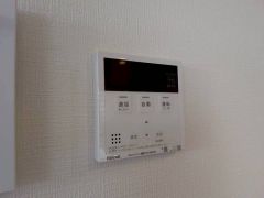 キッチン横からお湯張り、追い炊き、足し湯がボタン一つで楽々操作できる給湯機リモコンです＾＾忙しい夕飯の準備の時間帯に重宝しますね。
