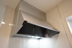 調理により発生する油煙や臭いを吸い込み、屋外へ排気してくれます。