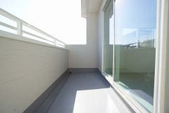 同仕様写真。広々としたバルコニー。 天気のいい日にはお布団もまとめて干せそうですね＾＾ 陽当たり、風通し良好です＾＾