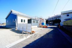 前面道路は南西側約5.04ｍ、南東側約6.07ｍ。前面道路は車通りも少なく、安全性も確保。